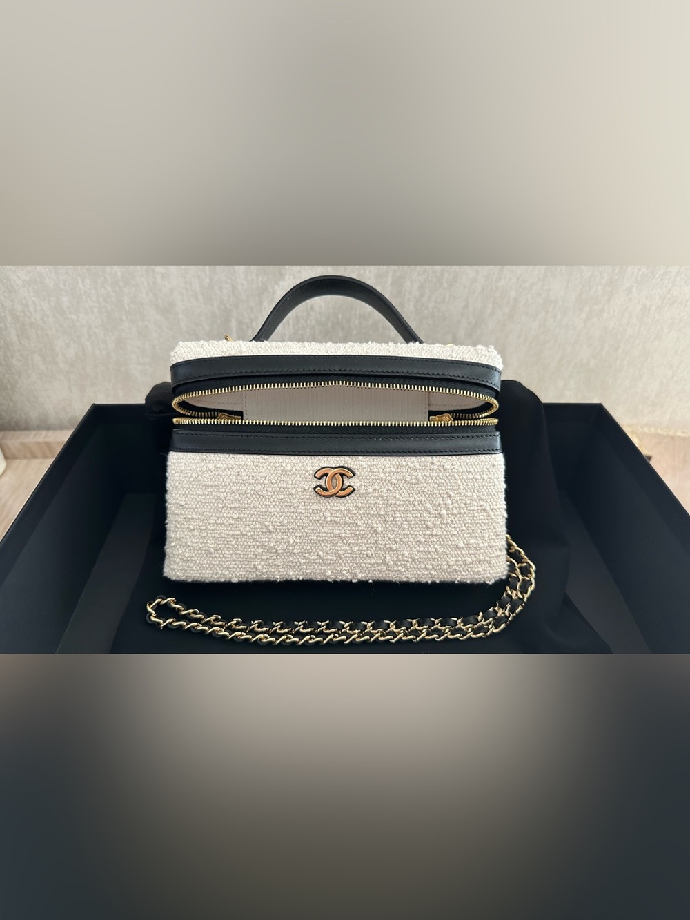 CHANEL Coco Beach 2026 Half Vanity Top-Handle Bag with Black Trim - Picture 5 of 13
